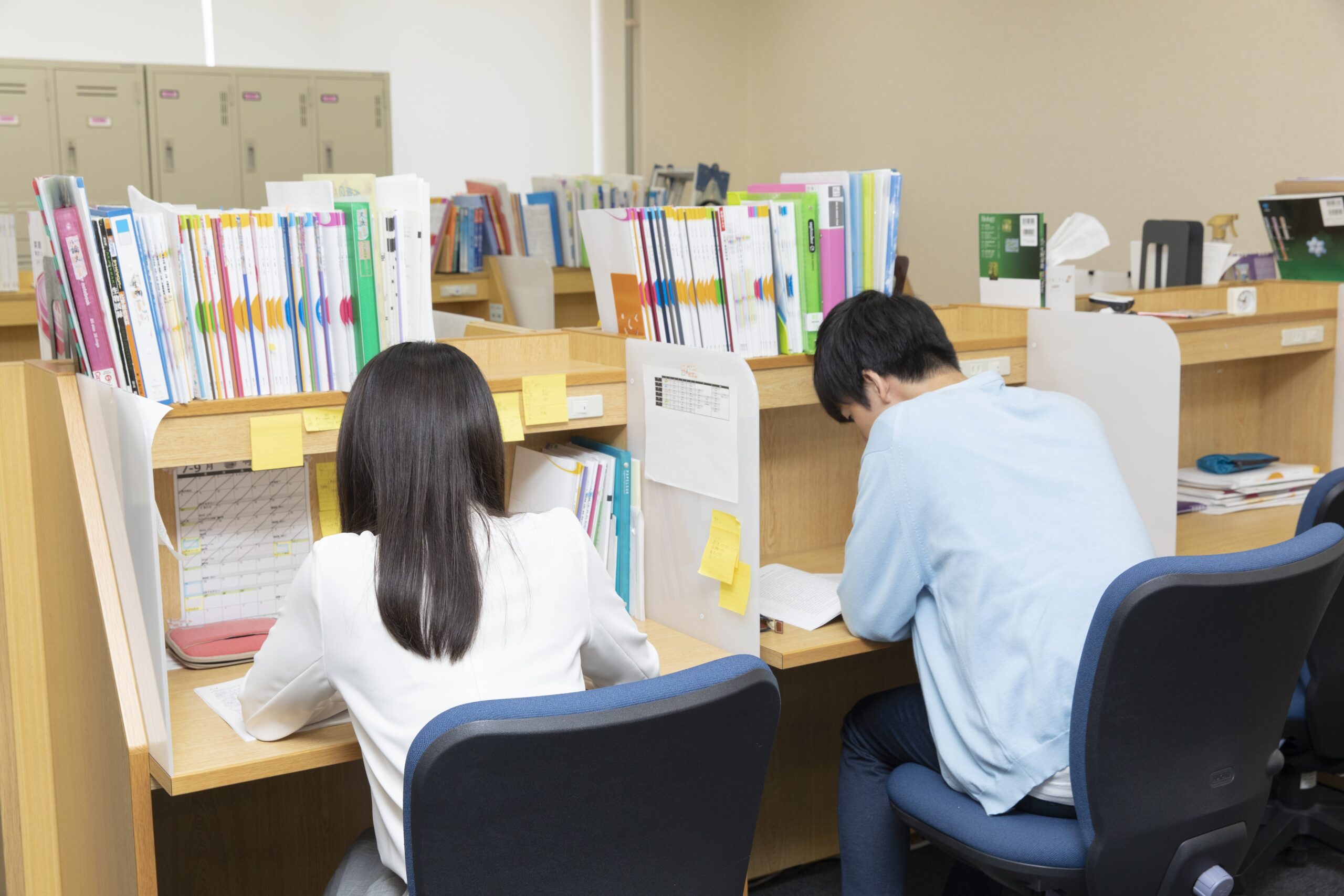 医学部受験の勉強法のポイントを解説 _自習室で勉強している様子